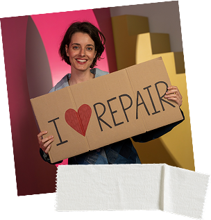 Een vrouw die een kartonnen bordje vasthoudt waarop staat I love repair.