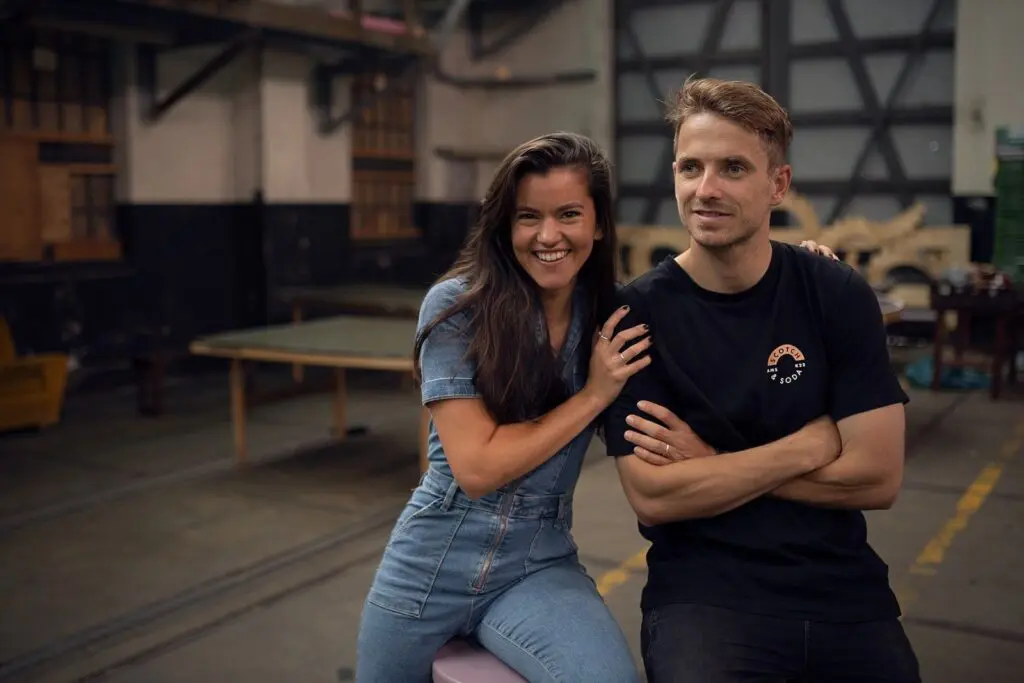 Portretfoto van Agnes Weber en Daan Maasson, oprichters van kledingreparatieplatform Mended.