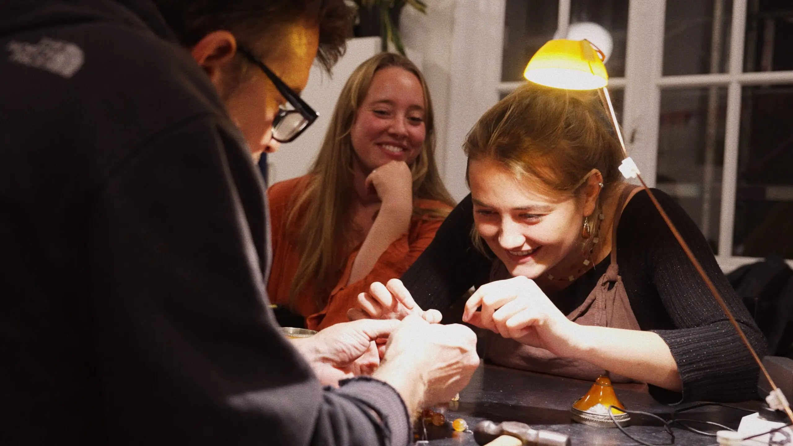 Screenshot uit de documentaire Het Repair Cafe