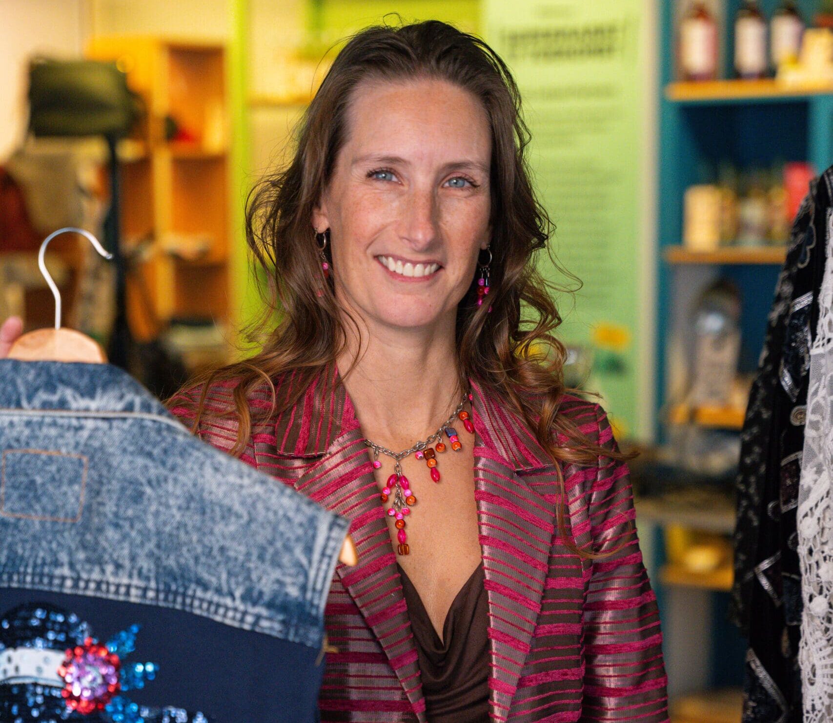 Fashion Designer Esther van de Linde die poseert met een van haar upcycled jasjes.