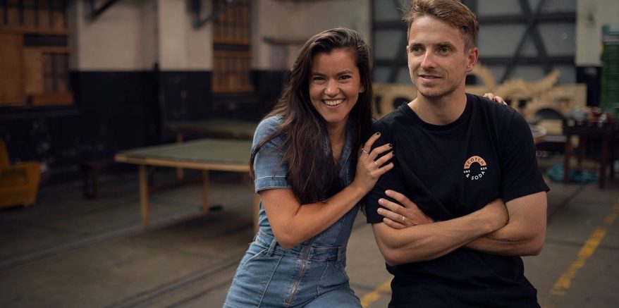 Portretfoto van Agnes Weber en Daan Maasson, oprichters van kledingreparatieplatform Mended.